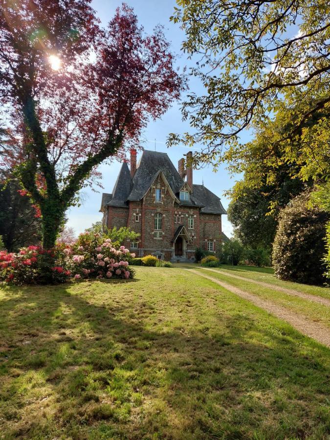 Le Manoir Des Rochers Bouere Exteriör bild